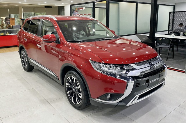 Mitsubishi Outlander giảm giá trăm triệu tại đại lý: Bản tiêu chuẩn từ 750 triệu đồng, rẻ nhất phân khúc, làm khó Honda CR-V - Ảnh 1.