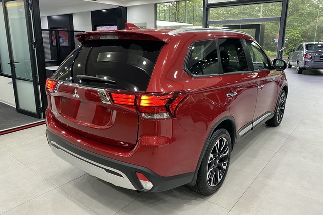 Mitsubishi Outlander giảm giá trăm triệu tại đại lý: Bản tiêu chuẩn từ 750 triệu đồng, rẻ nhất phân khúc, làm khó Honda CR-V - Ảnh 2.