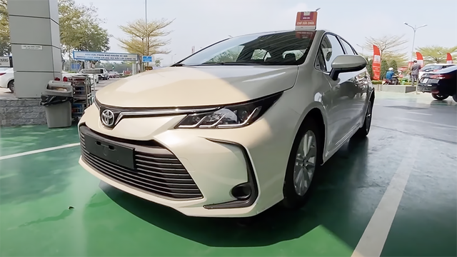 Toyota Corolla Altis 2021 bất ngờ về đại lý ở Việt Nam: Máy 2.0L nhưng nội thất sơ sài hơn Vios bản dịch vụ - Ảnh 1.