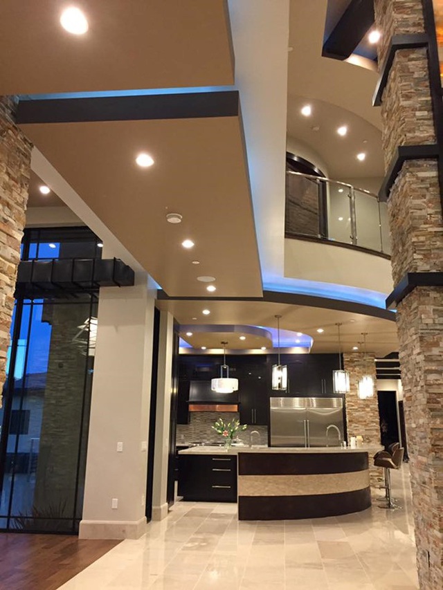 Choáng váng tài sản khủng của vợ chồng Đan Trường ở Mỹ: Biệt thự 4000m2 trăm tỷ, siêu xe và chuỗi nhà hàng đếm không xuể - Ảnh 7. Choáng váng tài sản khủng của vợ chồng Đan Trường ở Mỹ: Biệt thự 4000m2 trăm tỷ, siêu xe và chuỗi nhà hàng đếm không xuể - Ảnh 7.
