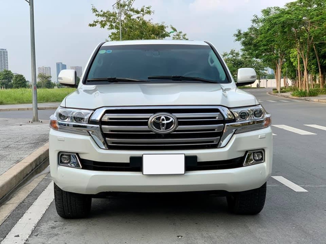 Xe ra mẫu mới, đại gia Việt bán luôn Toyota Land Cruiser vừa mua khi mới chạy 800km, nội thất chưa kịp bóc hết nilon - Ảnh 1. Xe ra mẫu mới, đại gia Việt bán luôn Toyota Land Cruiser vừa mua khi mới chạy 800km, nội thất chưa kịp bóc hết nilon - Ảnh 1.