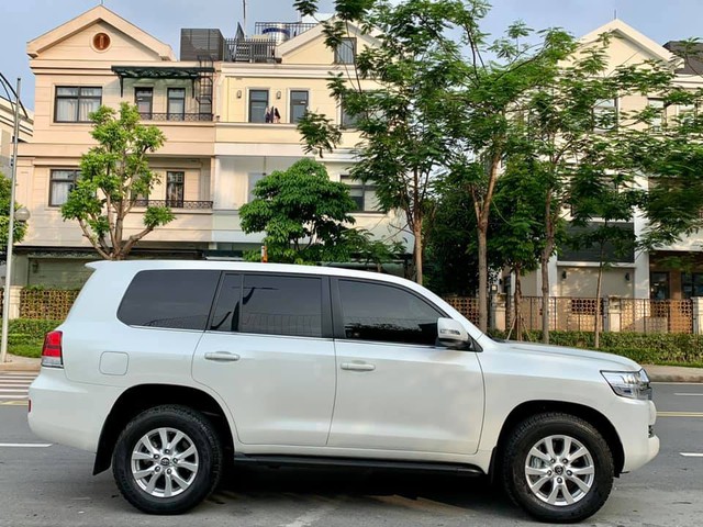 Xe ra mẫu mới, đại gia Việt bán luôn Toyota Land Cruiser vừa mua khi mới chạy 800km, nội thất chưa kịp bóc hết nilon - Ảnh 2. Xe ra mẫu mới, đại gia Việt bán luôn Toyota Land Cruiser vừa mua khi mới chạy 800km, nội thất chưa kịp bóc hết nilon - Ảnh 2.