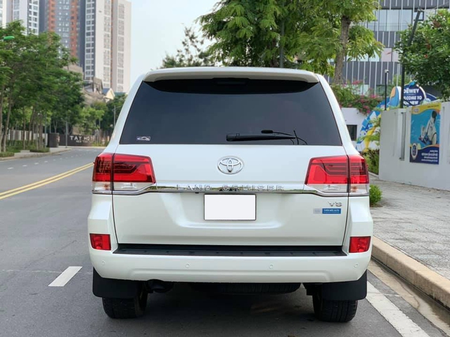 Xe ra mẫu mới, đại gia Việt bán luôn Toyota Land Cruiser vừa mua khi mới chạy 800km, nội thất chưa kịp bóc hết nilon - Ảnh 3. Xe ra mẫu mới, đại gia Việt bán luôn Toyota Land Cruiser vừa mua khi mới chạy 800km, nội thất chưa kịp bóc hết nilon - Ảnh 3.