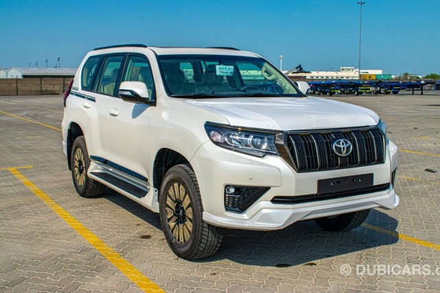 Toyota Land Cruiser Prado 2021 nhập Trung Đông chào hàng nhà giàu Việt với giá hơn 4 tỷ đồng: Động cơ khủng, nhiều đồ chơi - Ảnh 1.