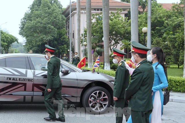 Chiếc xe điện đặc biệt đưa Bộ trưởng Quốc phòng Anh tới gặp Đại tướng Phan Văn Giang - Ảnh 1.
