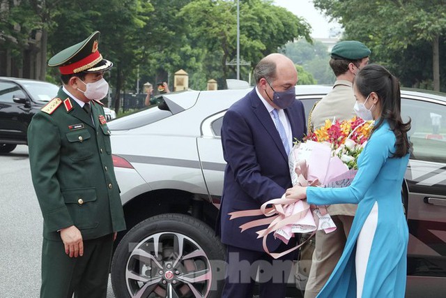 Chiếc xe điện đặc biệt đưa Bộ trưởng Quốc phòng Anh tới gặp Đại tướng Phan Văn Giang - Ảnh 3.