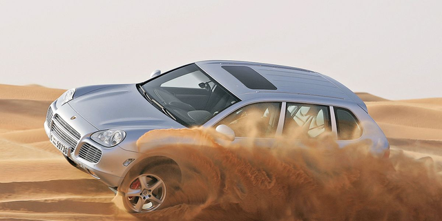 Đỉnh cao như Porsche Cayenne cũng có lúc phải chật vật vì mải nghịch cát - Ảnh 1.