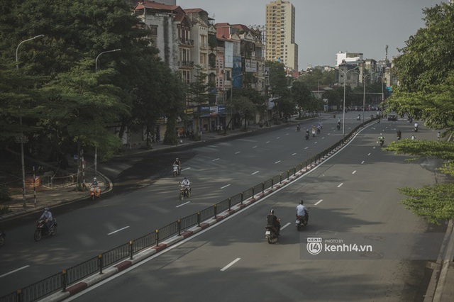 Hà Nội ngày đầu thực hiện giãn cách xã hội theo Chỉ thị 16: Đường phố vắng lặng, hàng quán đóng kín cửa im lìm - Ảnh 16.