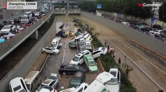 Xót xa hình ảnh hàng trăm ô tô chất đống lên nhau do lũ lụt: Nhiều chiếc là xe sang đắt tiền - Ảnh 2.