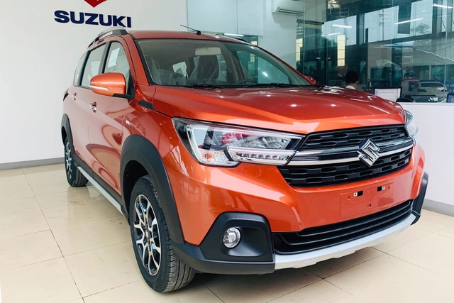 Suzuki XL7 giảm giá kỷ lục tại đại lý, rẻ hơn gần trăm triệu so với Mitsubishi Xpander - Ảnh 1.