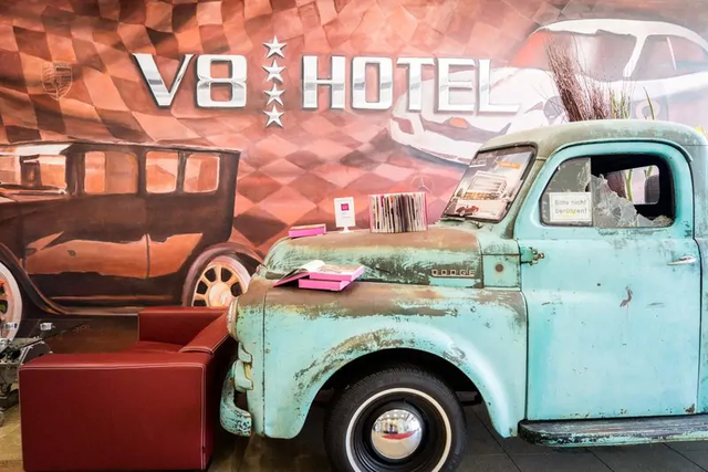Khám phá V8 Hotel: Ngủ trên giường Mercedes-Benz, BMW, xung quanh toàn đồ cho hội cuồng xe - Ảnh 1.