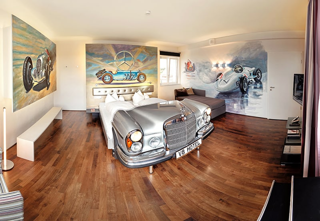 Khám phá V8 Hotel: Ngủ trên giường Mercedes-Benz, BMW, xung quanh toàn đồ cho hội cuồng xe - Ảnh 13.