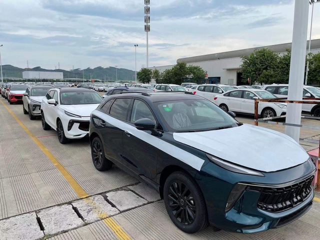 Lô xe Dongfeng T5 Evo đầu tiên lên đường về Việt Nam - Xe Trung Quốc giá 769 triệu đồng đấu Beijing X7 - Ảnh 6. Lô xe Dongfeng T5 Evo đầu tiên lên đường về Việt Nam - Xe Trung Quốc giá 769 triệu đồng đấu Beijing X7 - Ảnh 6.