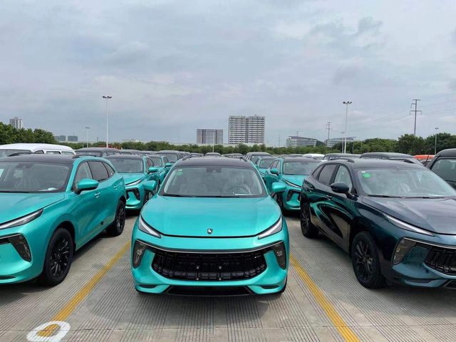 Lô xe Dongfeng T5 Evo đầu tiên lên đường về Việt Nam - Xe Trung Quốc giá 769 triệu đồng đấu Beijing X7 - Ảnh 2. Lô xe Dongfeng T5 Evo đầu tiên lên đường về Việt Nam - Xe Trung Quốc giá 769 triệu đồng đấu Beijing X7 - Ảnh 2.