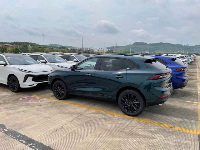 Lô xe Dongfeng T5 Evo đầu tiên lên đường về Việt Nam - Xe Trung Quốc giá 769 triệu đồng đấu Beijing X7 - Ảnh 3. Lô xe Dongfeng T5 Evo đầu tiên lên đường về Việt Nam - Xe Trung Quốc giá 769 triệu đồng đấu Beijing X7 - Ảnh 3.
