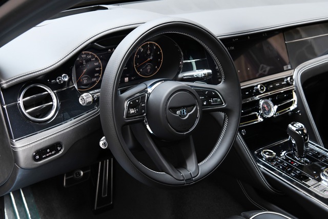 Con trai Lệ Quyên được tặng Bentley Flying Spur V8 thế hệ mới trị giá hàng chục tỷ đồng - Ảnh 4. Con trai Lệ Quyên được tặng Bentley Flying Spur V8 thế hệ mới trị giá hàng chục tỷ đồng - Ảnh 4.