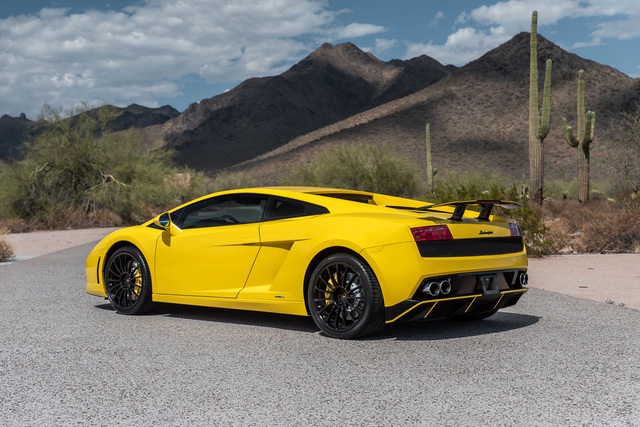 Chiếc Lamborghini gần 10 năm tuổi được rao bán, dân tình sôi sục vì một chi tiết - mẫu xe này không ‘thuần chủng’ - Ảnh 1.