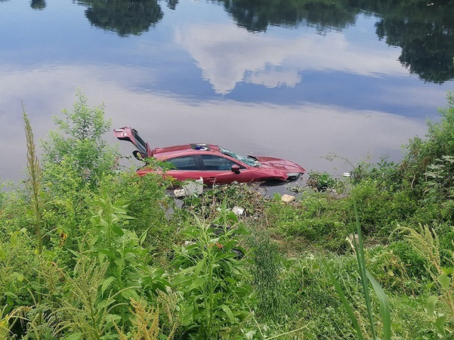 Điều khiển xế hộp Mazda đi chùa, nữ tài xế mất lái lao thẳng xuống sông Nhuệ đen ngòm - Ảnh 1.