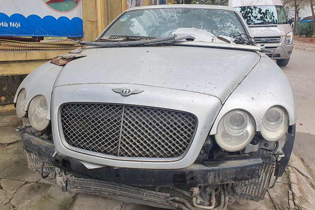 Siêu phẩm bạc tỷ một thời Bentley Continental GTC bị đại gia bỏ quên, nghe thời gian nằm phơi mưa gió mà choáng váng - Ảnh 4.