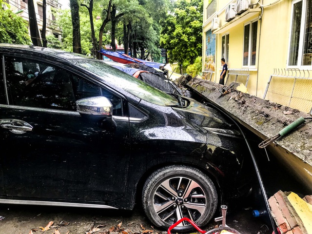 Hiện trường bức tường đổ sập đè trúng 12 ô tô ở Hà Nội - Ảnh 2.