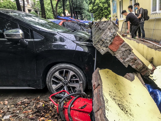 Hiện trường bức tường đổ sập đè trúng 12 ô tô ở Hà Nội - Ảnh 11.