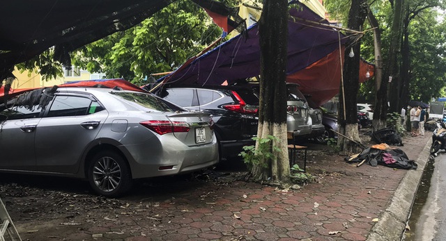 Hiện trường bức tường đổ sập đè trúng 12 ô tô ở Hà Nội - Ảnh 3.