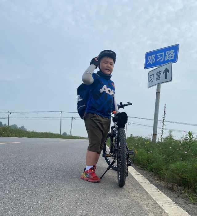 Bố bắt con trai 8 tuổi đạp xe 150 cây số trong 3 ngày để về nhà ngoại, nhìn hành trình của hai bố con mà ai cũng nể - Ảnh 5.