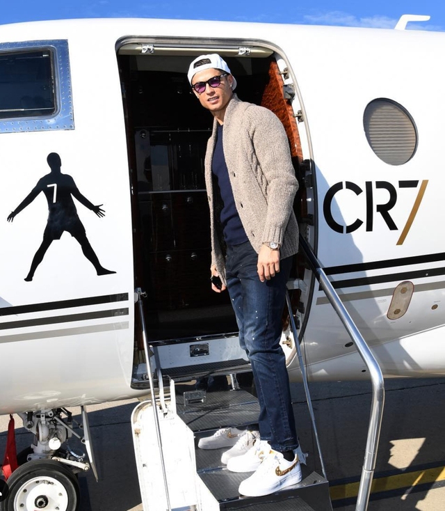 Vượt qua Messi và Neymar, Ronaldo có tới 2 máy bay cá nhân gần 100 triệu USD, bên trong như khách sạn mini - Ảnh 1.