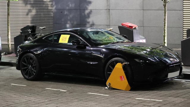 Thủ môn Manchester United bất lực bắt taxi về nhà vì siêu xe Aston Martin Vantage bị cảnh sát khóa bánh - Ảnh 1.