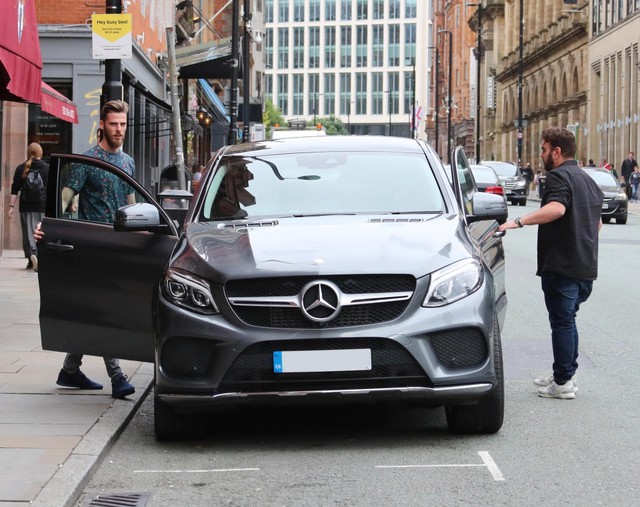 Thủ môn Manchester United bất lực bắt taxi về nhà vì siêu xe Aston Martin Vantage bị cảnh sát khóa bánh - Ảnh 3.