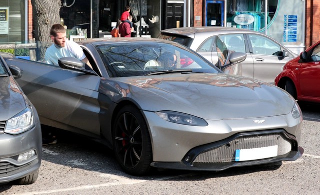 Thủ môn Manchester United bất lực bắt taxi về nhà vì siêu xe Aston Martin Vantage bị cảnh sát khóa bánh - Ảnh 2.