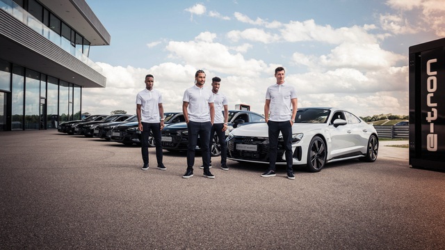 Dàn sao Bayern Munich đến trụ sở Audi nhận xe điện e-tron GT và RS e-tron GT miễn phí