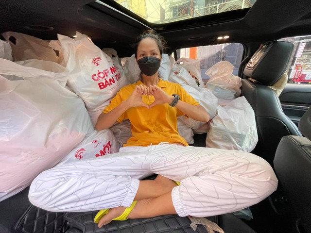 Ford Explorer cua Hoa hau HHen Nie trong thuong khi di tiep te nang hau boc tach tung tai nan cho CDM hong cung