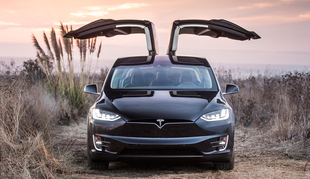 Để cửa cánh chim tung bay khi đi trong phố, chủ xe Tesla lĩnh đủ hậu quả - Ảnh 2. Để cửa cánh chim tung bay khi đi trong phố, chủ xe Tesla lĩnh đủ hậu quả - Ảnh 2.