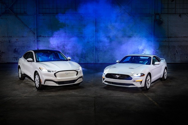 Black Edition xưa rồi, Ford mới đây đã ra mắt White Edition cho cả 2 phiên bản Mustang - Ảnh 1.