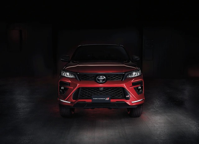 Ra mắt Toyota Fortuner GR Sport bản Thái: Hầm hố hơn, 2 cầu, giá quy đổi từ 1,3 tỷ đồng - Ảnh 3.