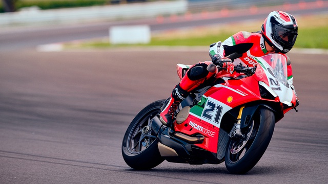 Siêu mô tô 6 tỷ chưa về, Minh Nhựa đã úp mở tiếp về một chiếc Ducati Panigale phiên bản đặc biệt khác - Ảnh 2.