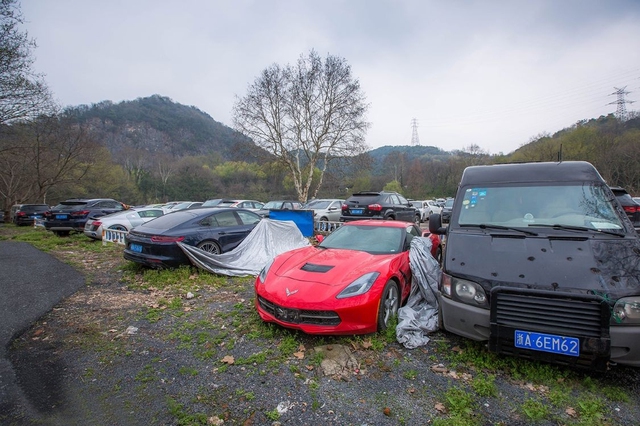 Xót xa toàn siêu xe, xe siêu sang tại nghĩa địa ô tô Trung Quốc: Rolls-Royce, Porsche, Corvette vứt cả đống, từ từ mục nát - Ảnh 1.