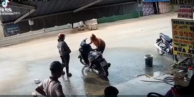 Mải nhìn điện thoại, thanh niên đi xe máy tông thẳng vào 2 phụ nữ đang rửa xe, hành động sau đó càng gây bức xúc - Ảnh 2. Mải nhìn điện thoại, thanh niên đi xe máy tông thẳng vào 2 phụ nữ đang rửa xe, hành động sau đó càng gây bức xúc - Ảnh 2.