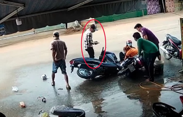 Mải nhìn điện thoại, thanh niên đi xe máy tông thẳng vào 2 phụ nữ đang rửa xe, hành động sau đó càng gây bức xúc - Ảnh 3. Mải nhìn điện thoại, thanh niên đi xe máy tông thẳng vào 2 phụ nữ đang rửa xe, hành động sau đó càng gây bức xúc - Ảnh 3.