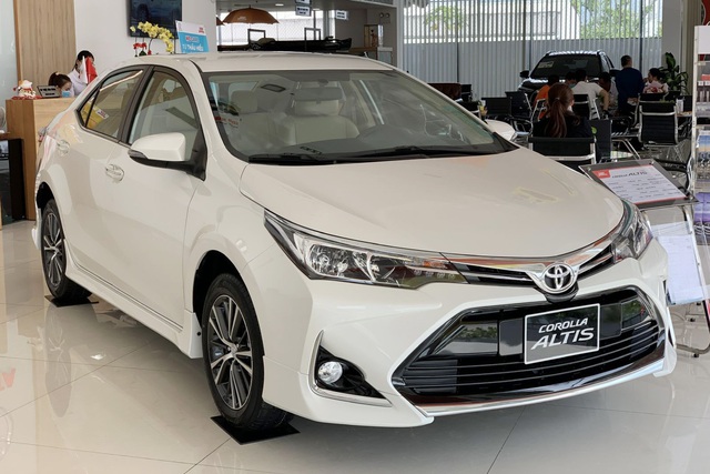 Toyota Camry và Corolla Altis giảm giá mạnh tại đại lý: Giảm nhiều nhất 70 triệu đồng, đón mẫu mới sắp ra mắt - Ảnh 3.