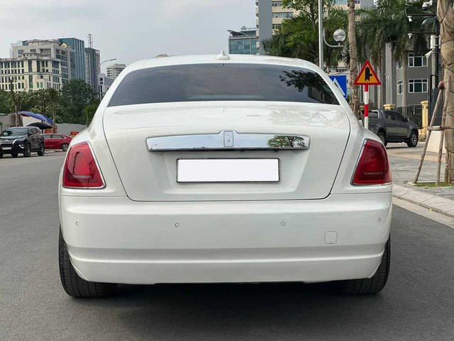 Rolls-Royce Ghost xuống giá, rẻ hơn cả Mercedes-Maybach vài tỷ đồng dù chỉ chạy 50.000km - Ảnh 4.