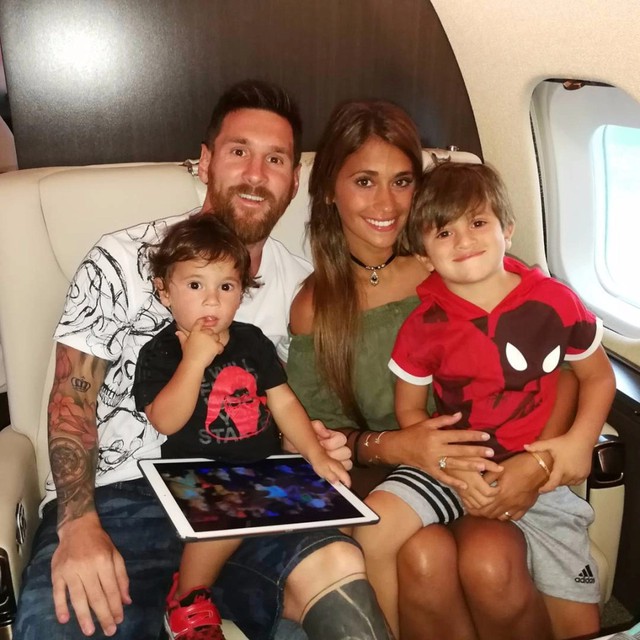 Nhìn chiếc máy bay trị giá 17,6 triệu đô mà Messi mua cách đây ít lâu và từng bay sang PSG: Hàng loạt chi tiết nhận dạng, bậc thềm in tên nóc nhà và các con - Ảnh 1.