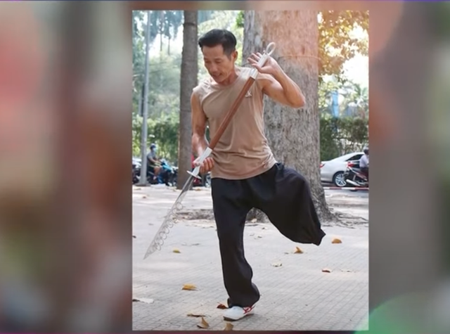 Võ sư 1 chân chạy xe máy 60km mỗi ngày, mang hàng trăm suất cơm tình nghĩa trao tặng bà con mùa dịch - Ảnh 2. Võ sư 1 chân chạy xe máy 60km mỗi ngày, mang hàng trăm suất cơm tình nghĩa trao tặng bà con mùa dịch - Ảnh 2.