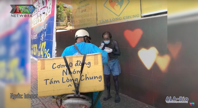 Võ sư 1 chân chạy xe máy 60km mỗi ngày, mang hàng trăm suất cơm tình nghĩa trao tặng bà con mùa dịch - Ảnh 11. Võ sư 1 chân chạy xe máy 60km mỗi ngày, mang hàng trăm suất cơm tình nghĩa trao tặng bà con mùa dịch - Ảnh 11.