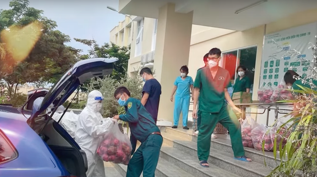 Võ sư 1 chân chạy xe máy 60km mỗi ngày, mang hàng trăm suất cơm tình nghĩa trao tặng bà con mùa dịch - Ảnh 8. Võ sư 1 chân chạy xe máy 60km mỗi ngày, mang hàng trăm suất cơm tình nghĩa trao tặng bà con mùa dịch - Ảnh 8.