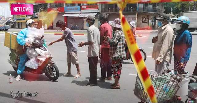 Võ sư 1 chân chạy xe máy 60km mỗi ngày, mang hàng trăm suất cơm tình nghĩa trao tặng bà con mùa dịch - Ảnh 10. Võ sư 1 chân chạy xe máy 60km mỗi ngày, mang hàng trăm suất cơm tình nghĩa trao tặng bà con mùa dịch - Ảnh 10.