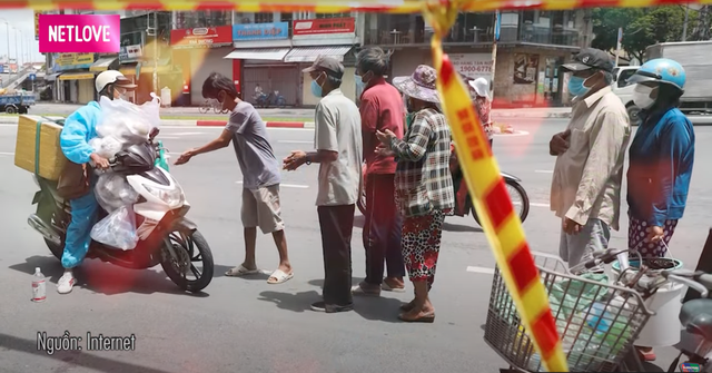 Võ sư 1 chân chạy xe máy 60km mỗi ngày, mang hàng trăm suất cơm tình nghĩa trao tặng bà con mùa dịch - Ảnh 10.