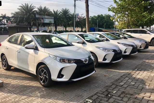 Lần đầu sau 7 năm, Toyota Vios trước nguy cơ lớn mất ngôi vua bán chạy tại Việt Nam khi xe quốc dân VinFast Fadil đang kéo về doanh số khủng - Ảnh 1.