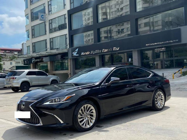 Sau 3 năm, Lexus ES 250 bán lại chỉ chênh 141 triệu đồng so với giá niêm yết chính hãng - Ảnh 1.